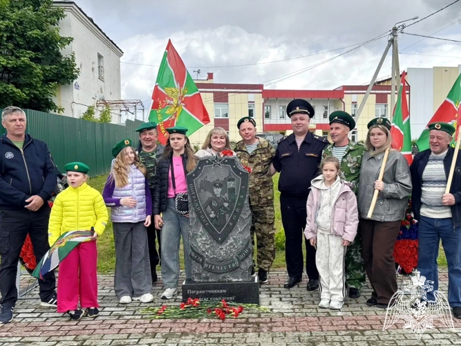 Сотрудники Росгвардии почтили память пограничников в Козельске
