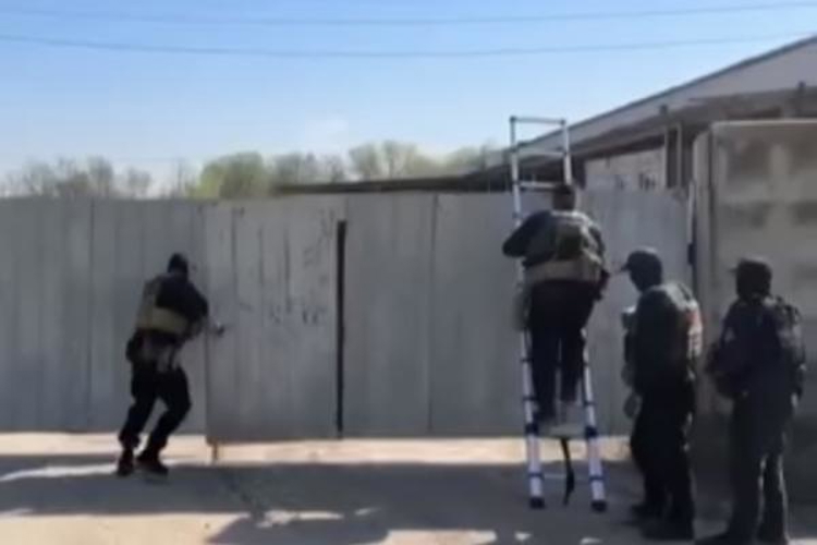 Производство контрафактного алкоголя пресечено в Калужской области при силовой поддержке спецназа Росгвардии (видео)