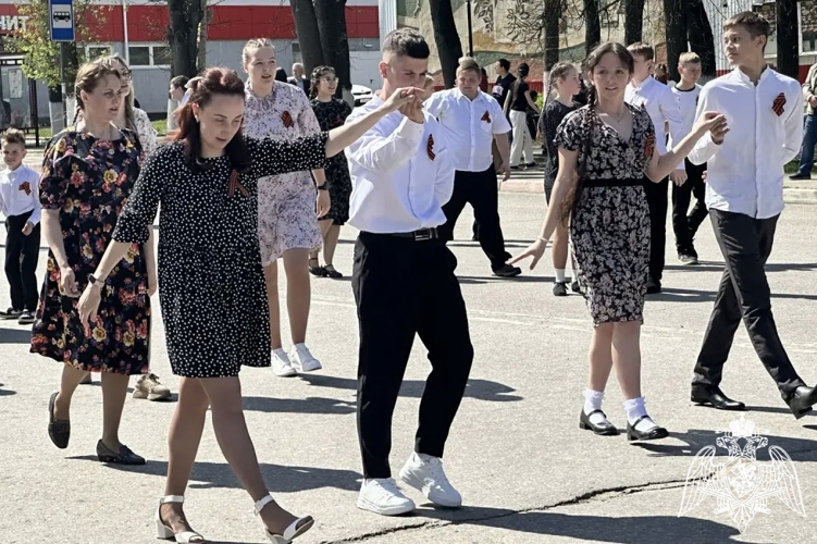 Сотрудники Росгвардии закружились в «Вальсе Победы» в Сухиничах