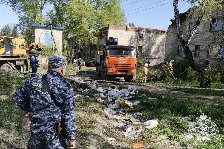 Сотрудники Росгвардии оказали помощь в эвакуации жильцов частично обрушившегося общежития в Калужской области