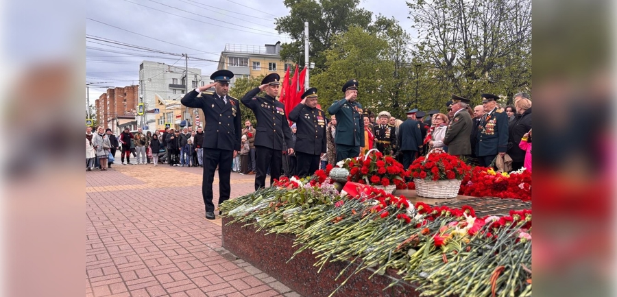 В Калуге врио руководителя регионального управления Росгвардии Дмитрий Дандин принял участие в церемонии возложения цветов к мемориалу Вечный огонь