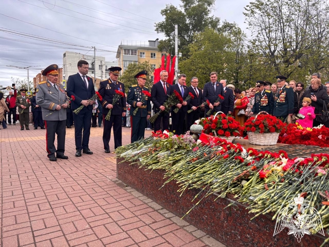 В Калуге врио руководителя регионального управления Росгвардии Дмитрий Дандин принял участие в церемонии возложения цветов к мемориалу Вечный огонь