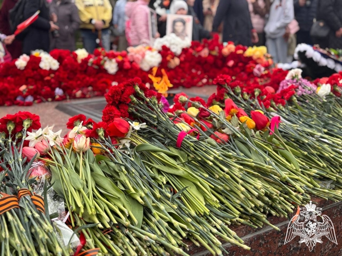 В Калуге врио руководителя регионального управления Росгвардии Дмитрий Дандин принял участие в церемонии возложения цветов к мемориалу Вечный огонь