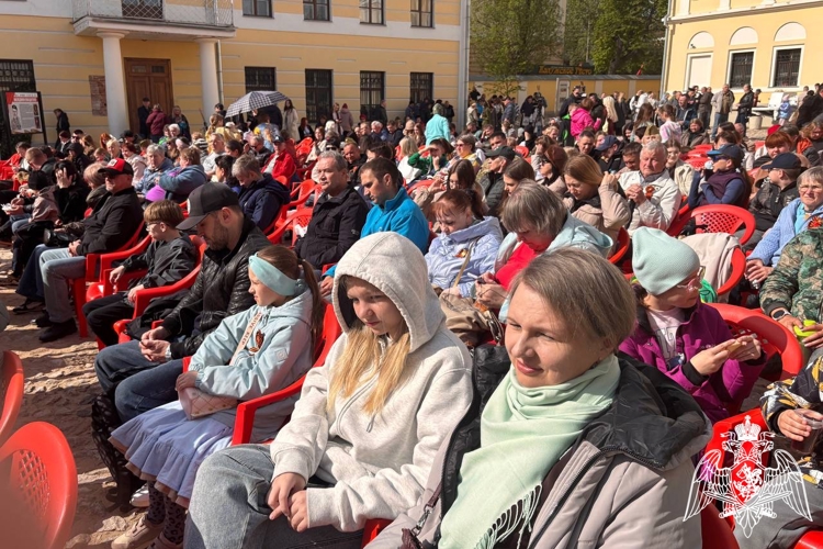 В День Победы росгвардейцы познакомили юных зрителей с современным вооружением на открытом показе веб-проекта «Останься. Детство»