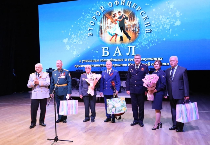 Офицеры Росгвардии: полковник Роман Мартынов и капитан полиции Юлия Ватулина станцевали на офицерском балу (видео)