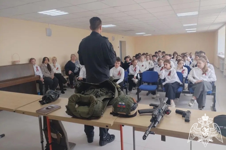 СОТРУДНИКИ СОБР «СПУТНИК» ПРОВЕЛИ УРОК МУЖЕСТВА ДЛЯ ШКОЛЬНИКОВ в Калуге