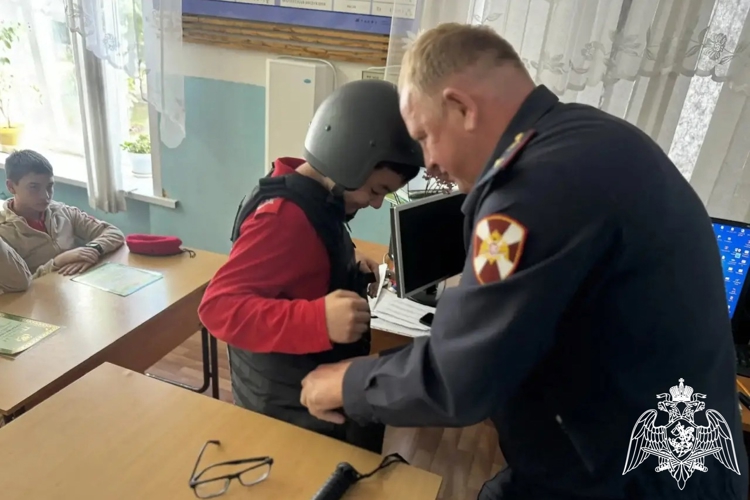 В преддверии Дня защиты детей сотрудники Росгвардии провели для юнармейцев Урок мужества