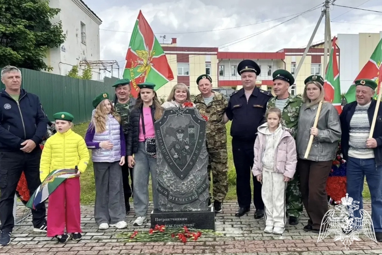 Сотрудники Росгвардии почтили память пограничников в Козельске