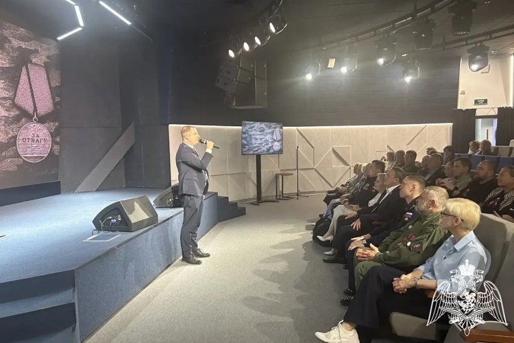 Росгвардейцы приняли участие в открытии художественной выставки «Герои нашего времени» в Калуге