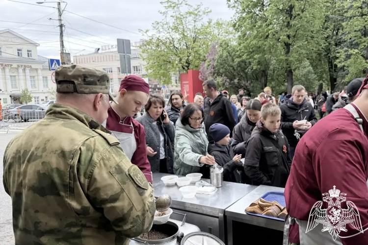 В День Победы военнослужащие Росгвардии организовали полевую кухню на Театральной площади в Калуге