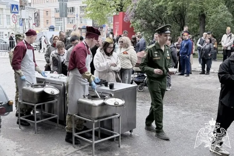 В День Победы военнослужащие Росгвардии организовали полевую кухню на Театральной площади в Калуге