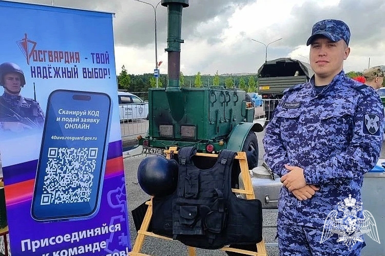 В Калуге сотрудники Росгвардии провели профориентационную акцию и развернули полевую кухню на Зеленом марафоне