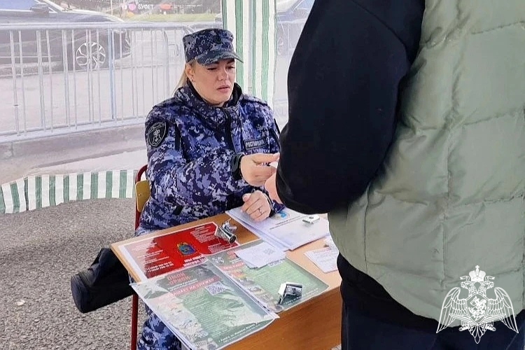 В Калуге сотрудники Росгвардии провели профориентационную акцию и развернули полевую кухню на Зеленом марафоне