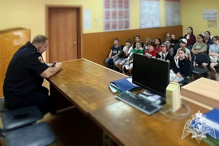 Сотрудники вневедомственной охраны Управления Росгвардии по Калужской области познакомили ребят со своей службой