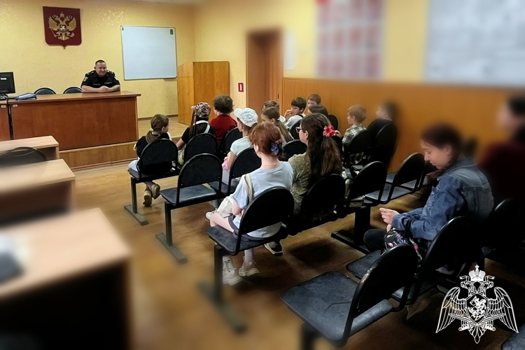 Сотрудники вневедомственной охраны Управления Росгвардии по Калужской области познакомили ребят со своей службой