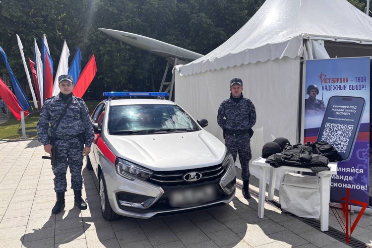 Сотрудники Росгвардии познакомили жителей и гостей Калуги с своей профессией на космическом фестивале «108 минут»