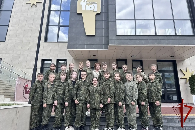 Кадеты познакомились со службой СОБР «Спутник» и посетили ТЮЗ в рамках акции «Каникулы с Росгвардией»