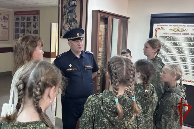 Кадеты познакомились со службой СОБР «Спутник» и посетили ТЮЗ в рамках акции «Каникулы с Росгвардией»
