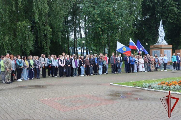 Сотрудники Росгвардии приняли участие в торжественном митинге в Сухиничах