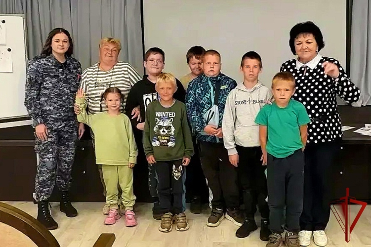 В рамках акции «Каникулы с Росгвардией» сотрудники вневедомственной охраны провели беседу по безопасности в Козельском округе