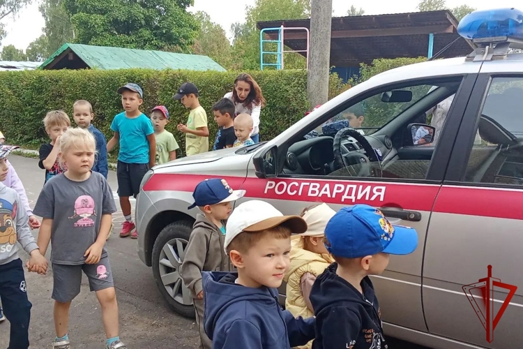 Росгвардейцы провели занятие по безопасности для воспитанников детского сада в Тарусе