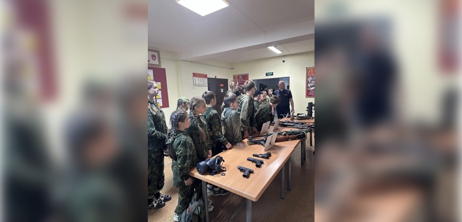 Кадеты познакомились со службой СОБР «Спутник» и посетили ТЮЗ в рамках акции «Каникулы с Росгвардией»