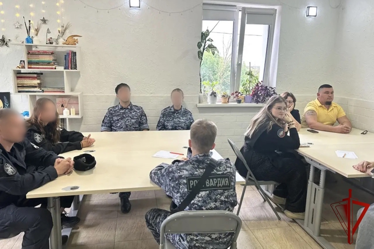 В Калуге сотрудники Росгвардии приняли участие в патриотической викторине ко Дню Государственного флага Российской Федерации