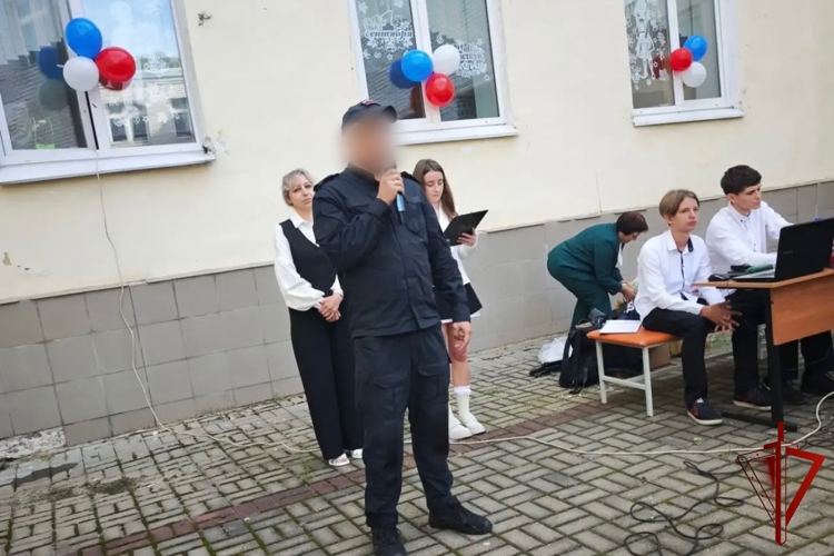 В калужской школе № 31 росгвардейцы почтили память погибшего сослуживца и поздравили учеников с Днем знаний