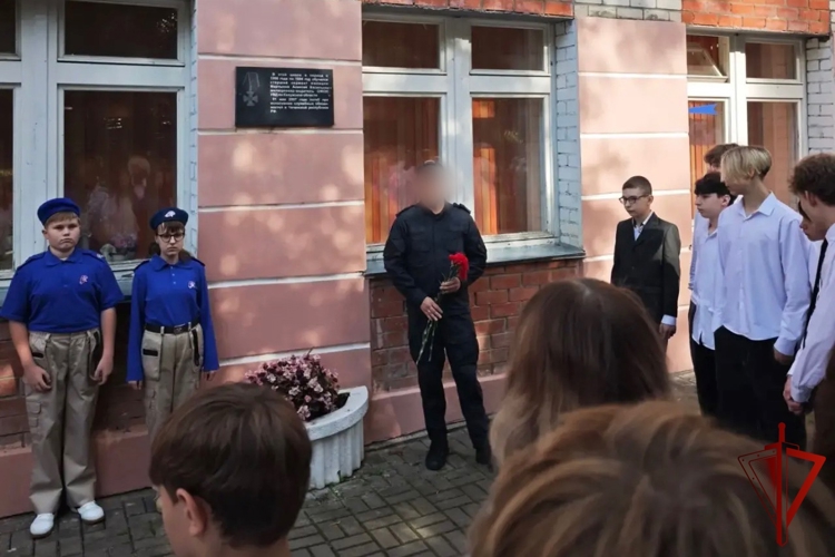 В калужской школе № 31 росгвардейцы почтили память погибшего сослуживца и поздравили учеников с Днем знаний