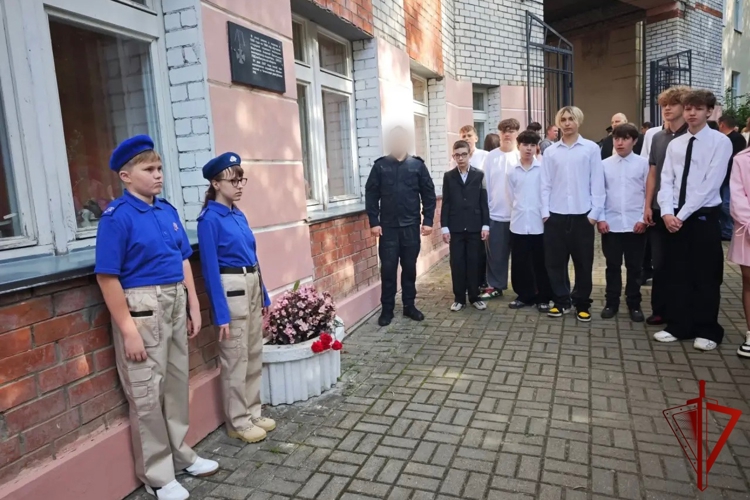 В калужской школе № 31 росгвардейцы почтили память погибшего сослуживца и поздравили учеников с Днем знаний