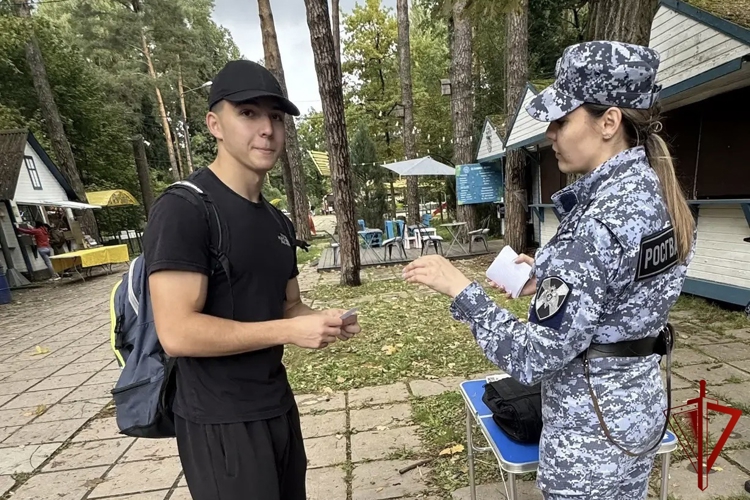 В Обнинске сотрудники Росгвардии рассказали гражданам о преимуществах службы в ведомстве