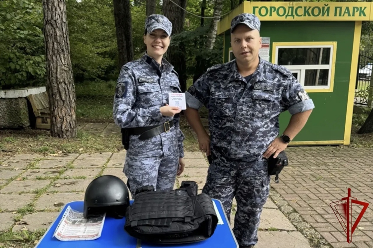 В Обнинске сотрудники Росгвардии рассказали гражданам о преимуществах службы в ведомстве