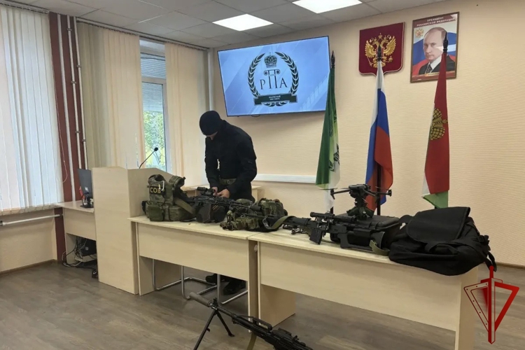 Сотрудники СОБР «Спутник» провели урок мужества для учащихся калужского колледжа