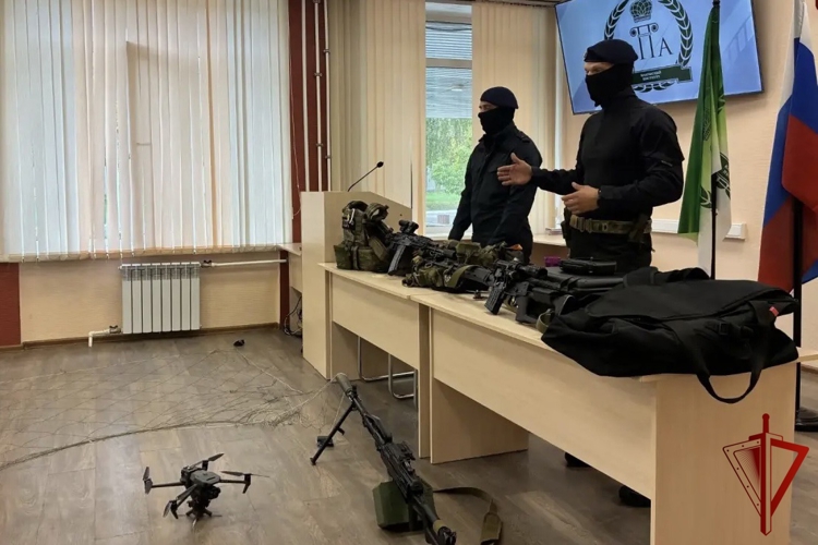 Сотрудники СОБР «Спутник» провели урок мужества для учащихся калужского колледжа
