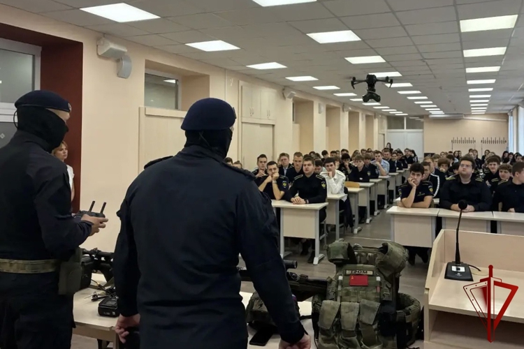 Сотрудники СОБР «Спутник» провели урок мужества для учащихся калужского колледжа