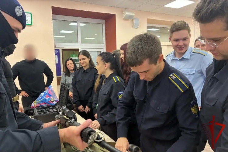 Сотрудники СОБР «Спутник» провели урок мужества для учащихся калужского колледжа