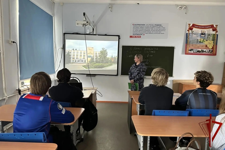 В Сухиничах росгвардейцы рассказали старшеклассникам о службе во вневедомственной охране