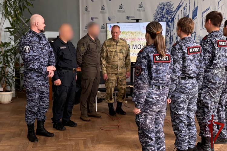 В Калуге росгвардейцы и кадеты стали участниками интеллектуальной игры «Папа может»