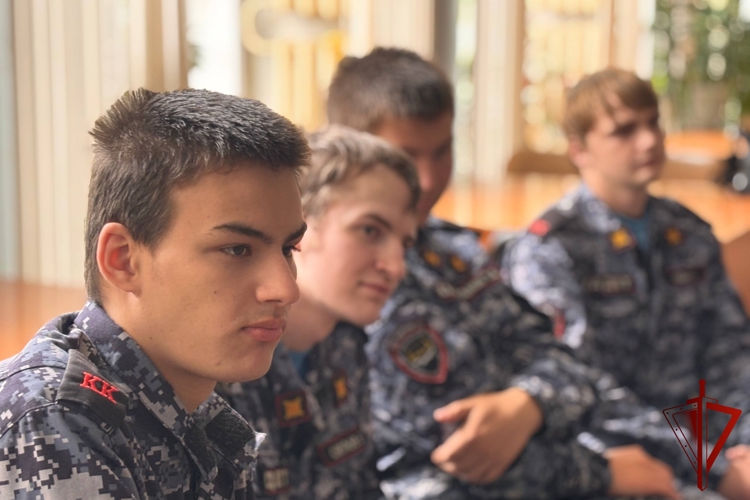 В Калуге росгвардейцы и кадеты стали участниками интеллектуальной игры «Папа может»