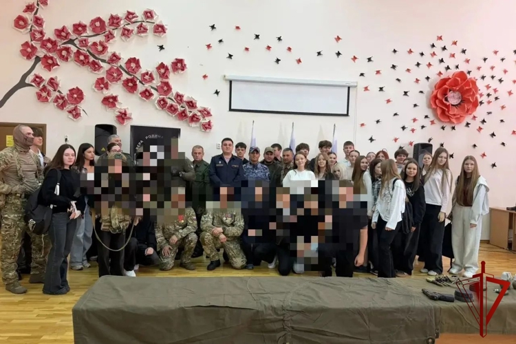 В Дзержинском округе росгвардейцы и общественники организовали для школьников урок безопасности