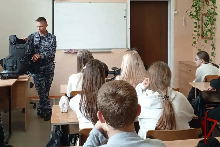 Росгвардейцы рассказали школьникам о службе во вневедомственной охране и условиях поступления в вузы системы Росгвардии
