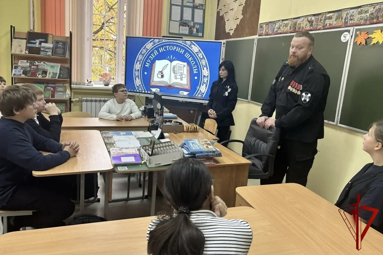 В Калуге ветеран Росгвардии провел урок мужества для школьников