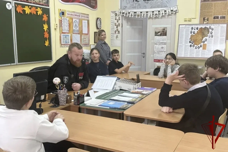 В Калуге ветеран Росгвардии провел урок мужества для школьников